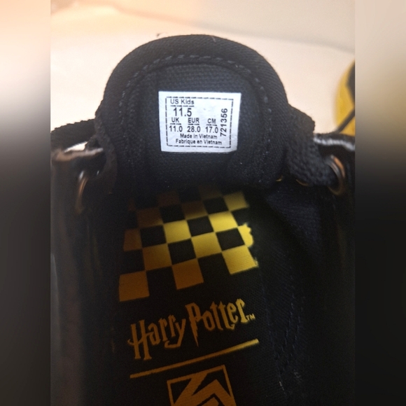 NWOT Vans X Harry Potter Kid's Golden Snitch Old Skool Trainers Black Gold 11.5 - Picture 6 of 7
